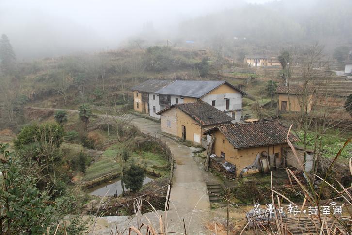 在“八角樓燈光”的照耀下，神山村實現了由山區到景區的歷史性跨越，交出了一份脫貧攻堅的“漂亮”答卷。如今的神山村，正在鄉村振興的大道上闊步前行。圖1為神山村農村住房舊貌（圖片由茅坪鎮提供）.jpg